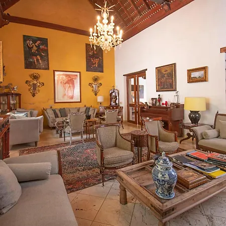 5 Bedroom Casa Mejia Hotel *